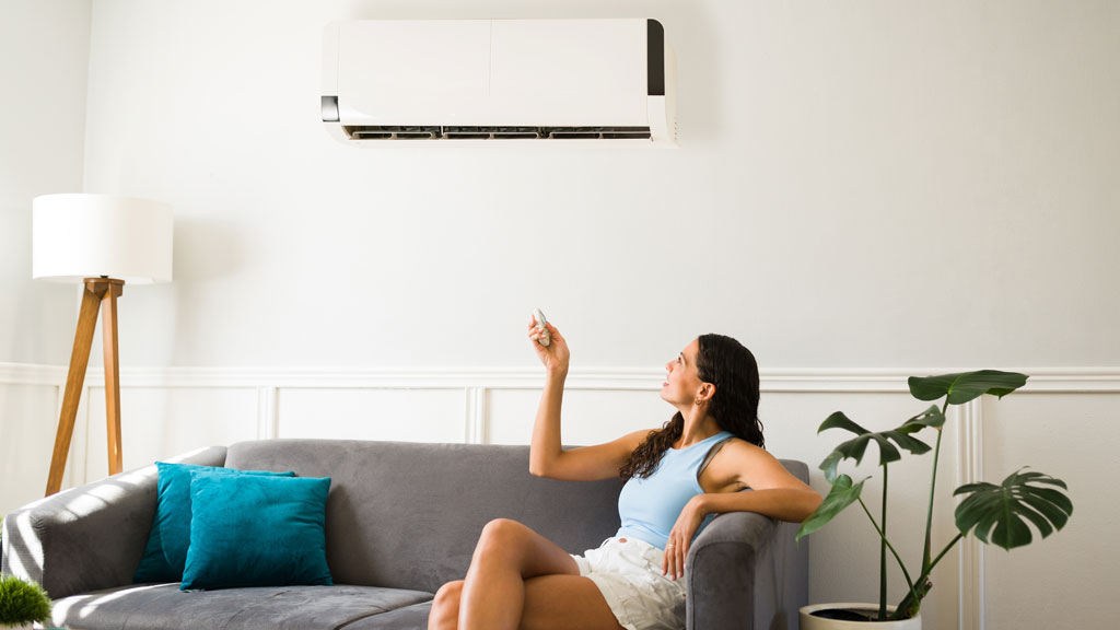 Couple français détendu dans un salon confortable avec climatiseur réversible visible